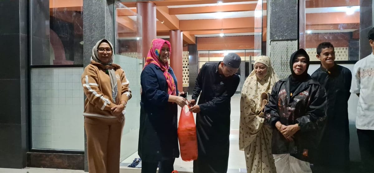 Wawali Ambon dan IPEMI Bagikan 270 Paket Sahur untuk Jamaah Iktikaf