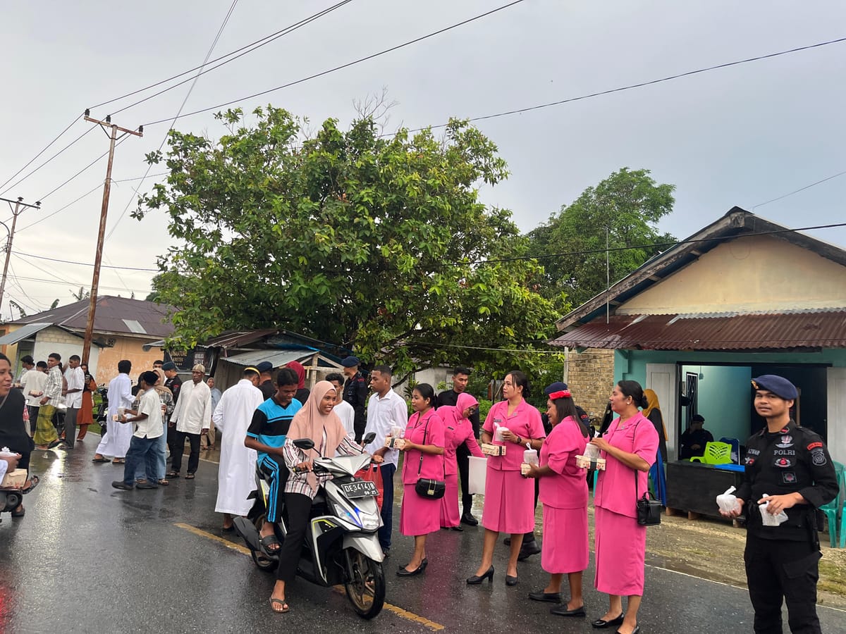 Brimob Gandeng Pemuda Fiditan Berbagi Takjil, Perkuat Rekonsiliasi Pasca Konflik di Tual