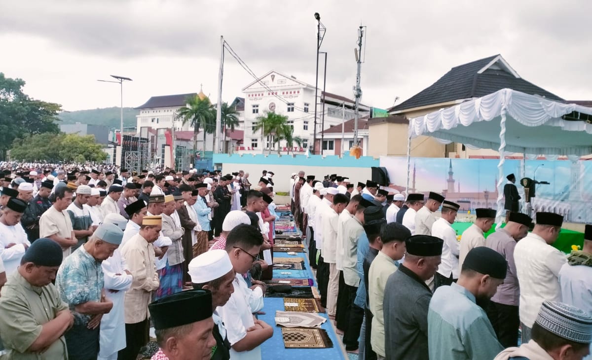 Hujan Tak Surutkan Ribuan Warga Ambon Salat Id  1  Syawal 1447 H di Lapangan Merdeka