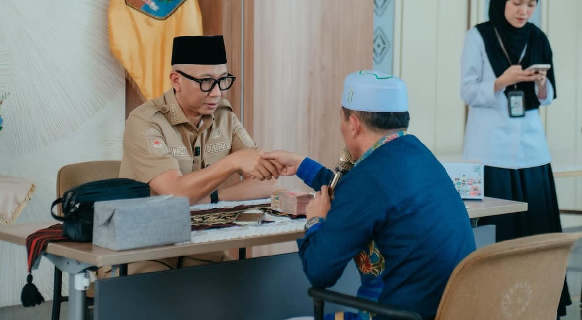 Gubernur Mirza Tunaikan Zakat Fitrah 1447 Hijriyah di Mahan Agung