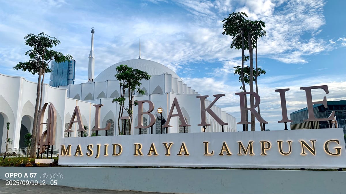Gubernur Mirza Shalat Id di Masjid Raya Al-Bakrie