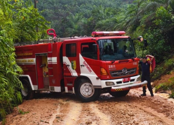 Damkar Pemkab Kuansing Berjibaku Padamkan Kebakaran di Pangkalan Indarung Saat Idul Fitri