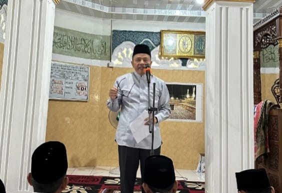 Kadis Kominfo Kuansing Pesan Ukhuwah dan Pembangunan Saat Shalat Idul Fitri di Kuantan Hilir Seberang KHS