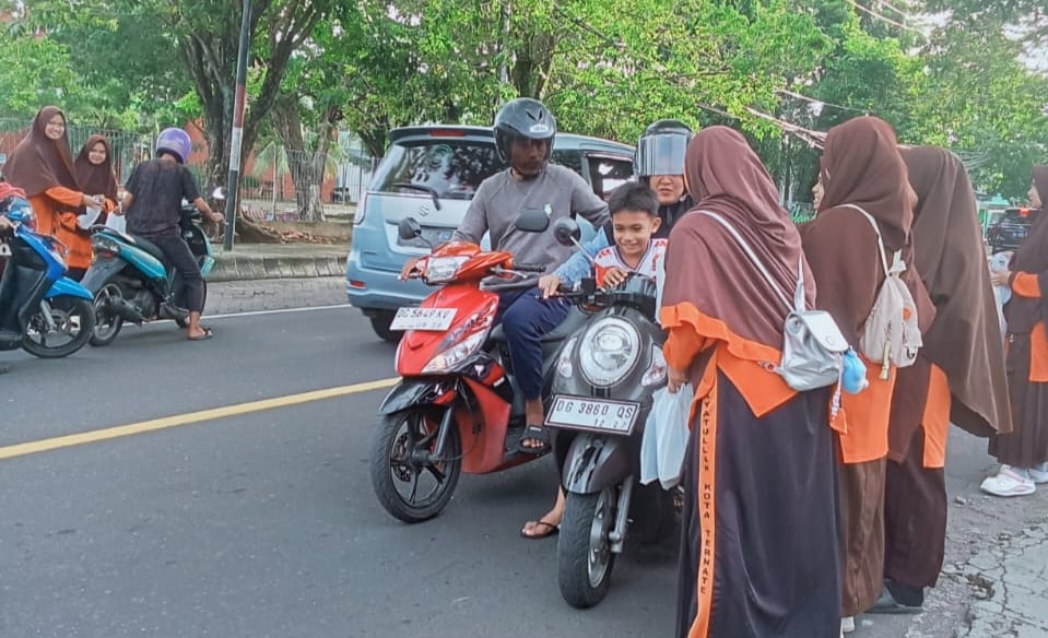 Sako Pramuka Hidayatullah Maluku Utara Tebar Takjil Berkah di Ternate