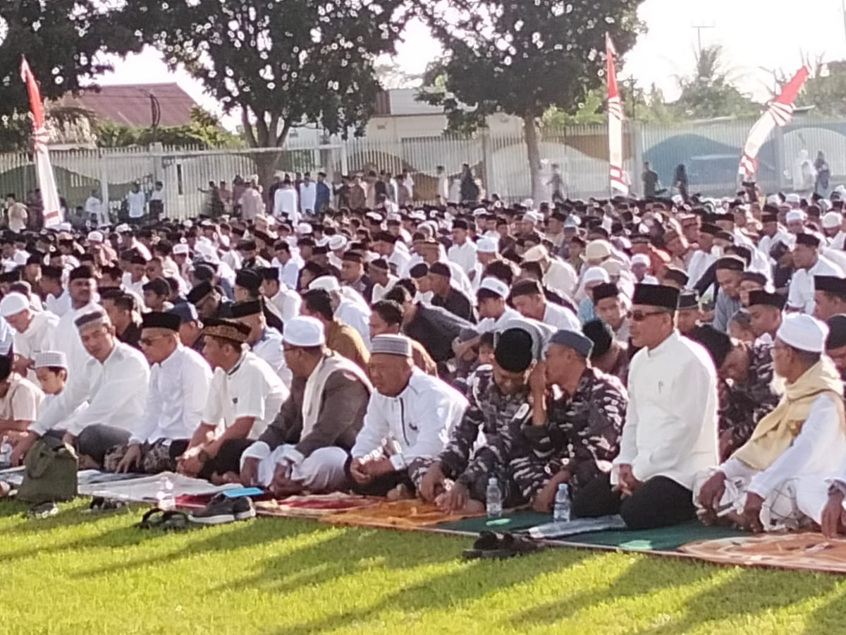 Bupati Pulau Morotai Bersama Ribuan Umat Islam Laksanakan Salat Idulfitri di Stadion Merah Putih