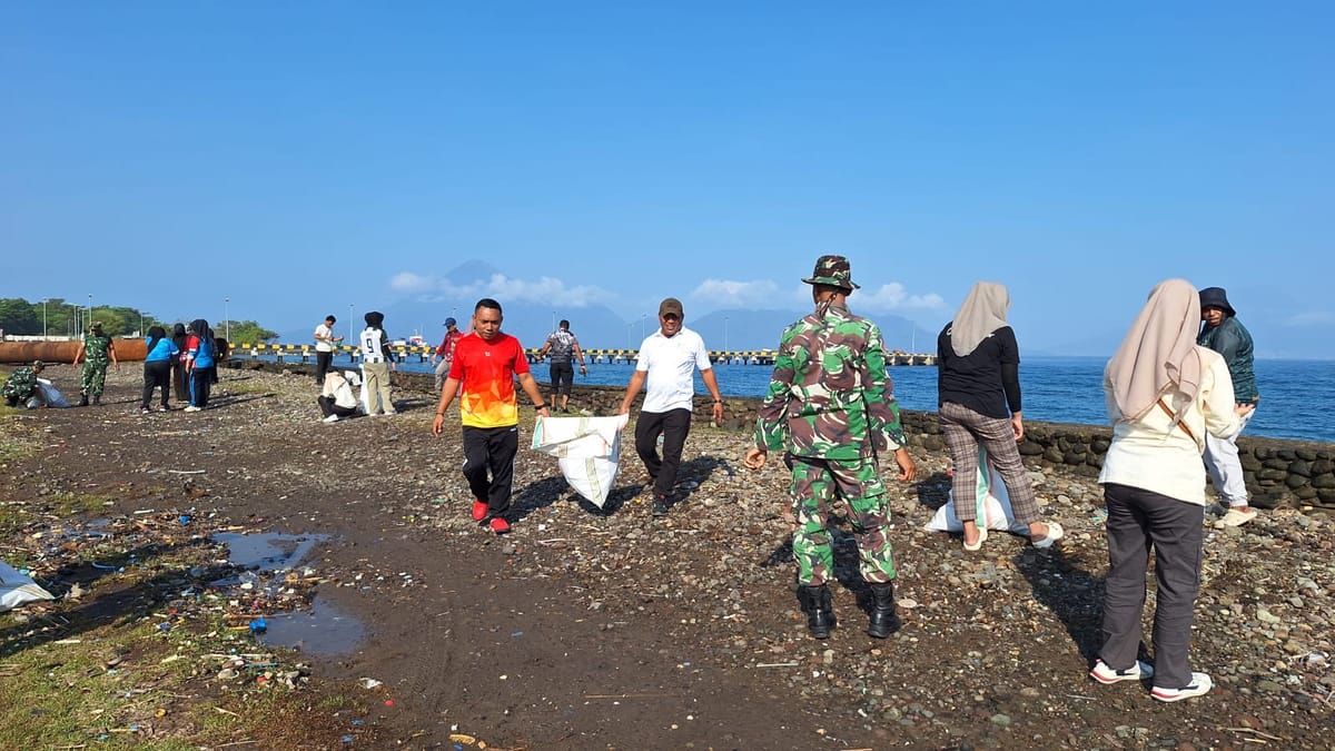 BKKBN Maluku Utara Bersama TNI-Polri Gelar Gerakan ASRI di Pantai Darko Sofifi