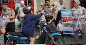 Tak Sekadar Obat dan Perawatan, Ada Hangat Takjil di Halaman Rumkit Bhayangkara