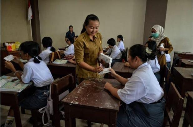 Siswi Rentan Anemia, Puskesmas Bukit Hindu Bagikan Tablet Tambah Darah di Sekolah