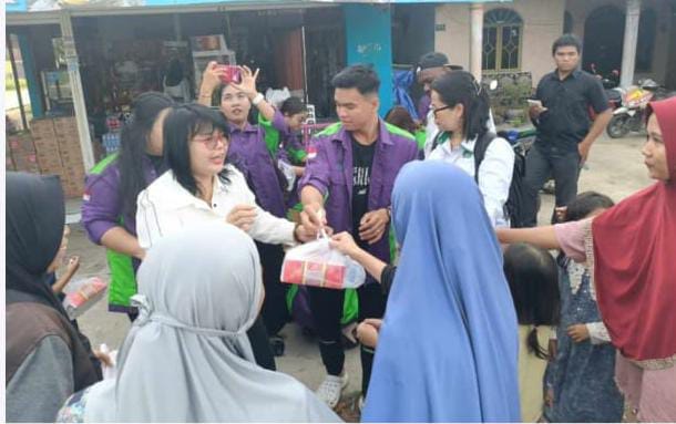 Mahasiswa IAKN Bagikan Takjil dan Tebar Nilai Kebersamaan