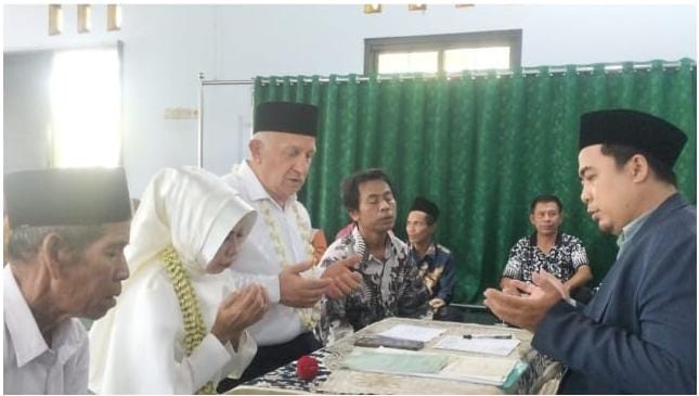 Penghulu KUA Kajen Manfaatkan Teknologi, Nikahkan WNA Turki Tanpa Kendala Bahasa