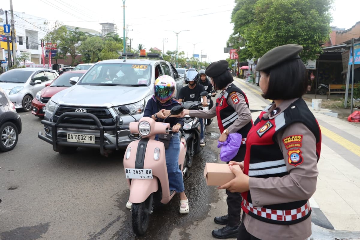 Mendekatkan Hubungan Dengan Masyarakat di Bulan Ramadhan, Polres Tabalong dan Jajaran Polsek Setiap Hari Berbagi Takjil di Jalanan