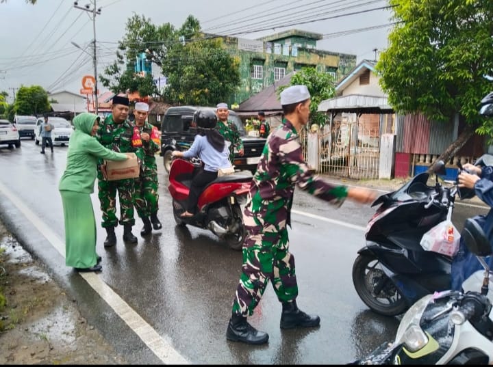 Indahnya Berbagi di Bulan Ramadhan, Koramil Barabai Bagikan Takjil kepada Warga