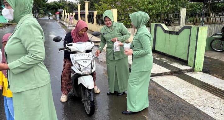 Tebar Kepedulian Ramadhan, Koramil Batu Benawa-Hantakan Bagikan Takjil Kepada Warga