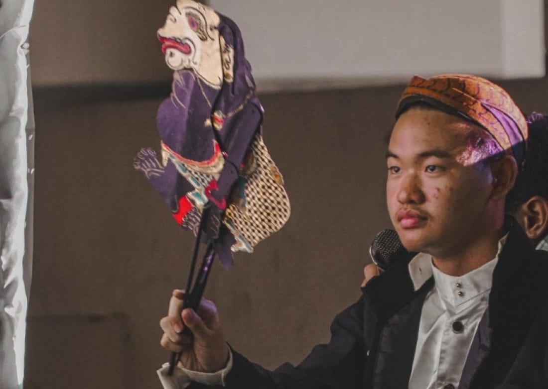 Christopher berdarah China, Dalang Muda ITS yang Menyatukan Tradisi, Akademik, dan Inovasi