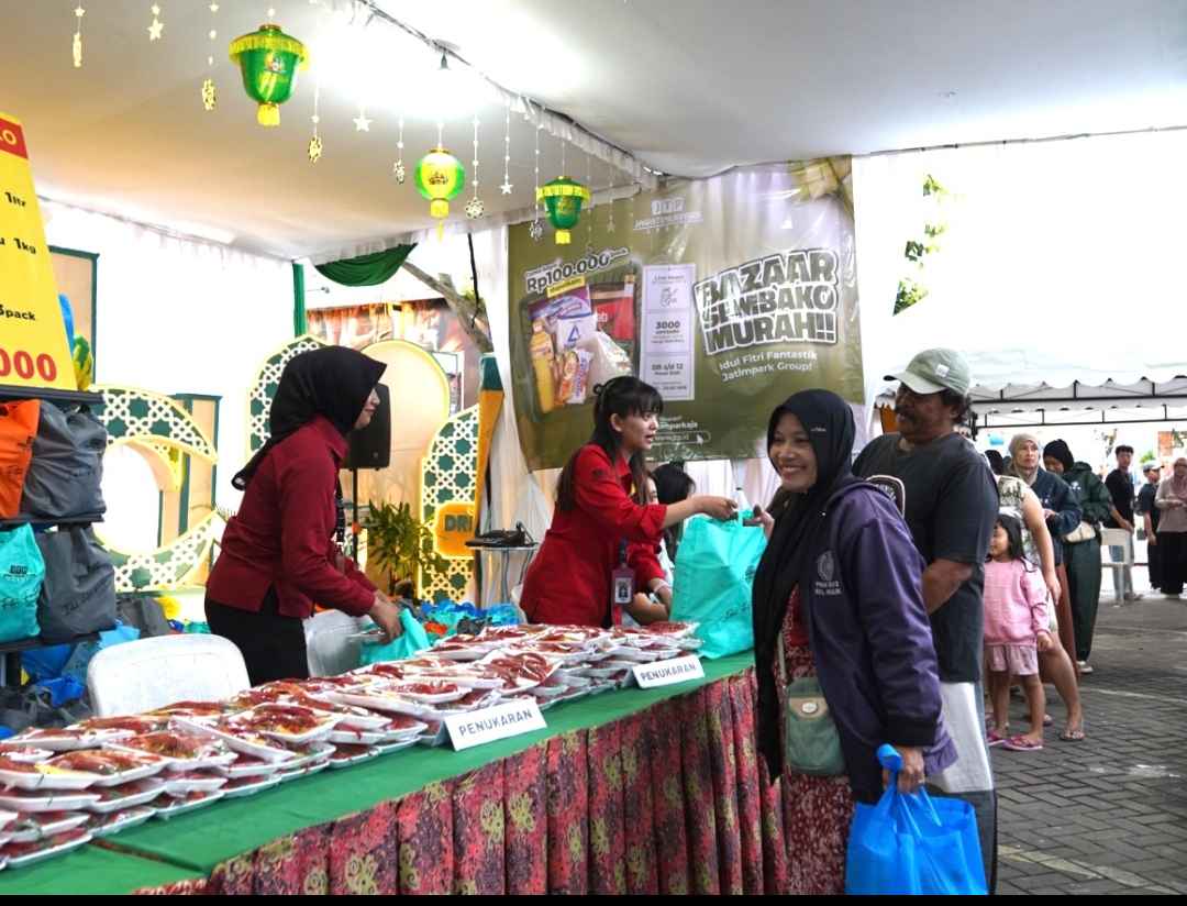 Pesona Idul Fitri di Kota Batu, Jawa Timur Park Group Gelar Bazar Sembako Murah dan Berbagi 3.000 Paket