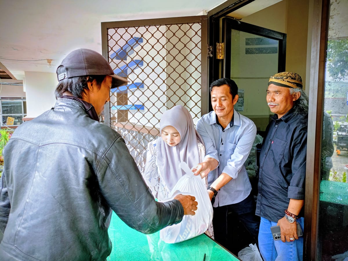 Saat PAD Desa Menjadi Sedekah Sosial: 2.600 Warga Tulungrejo Terima Sembako Ramadhan