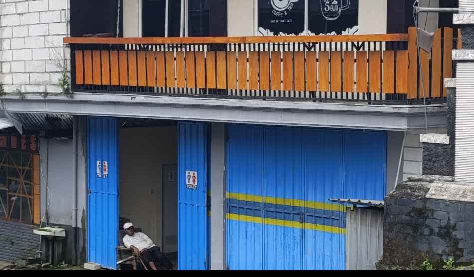 Di Gudang BUMDes, Seorang Ayah Menunggu Uluran Tangan: Kisah Pilu Lansia Oro-Oro Ombo yang Terlantar