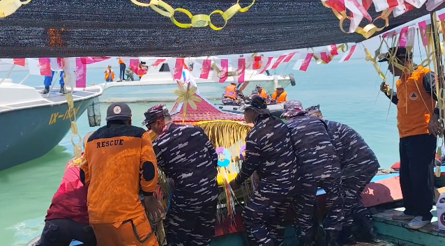 Larung Dua Kepala Kerbau Mewarnai Tradisi Sedekah Laut