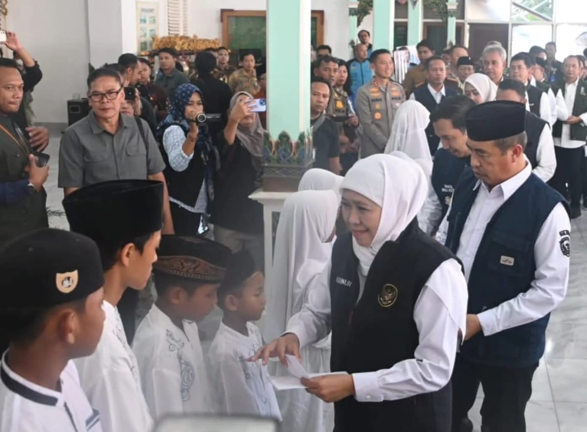 Jelang Lebaran, Gubernur Jatim Bagikan Bansos dan Tali Asih di Kabupaten Madiun