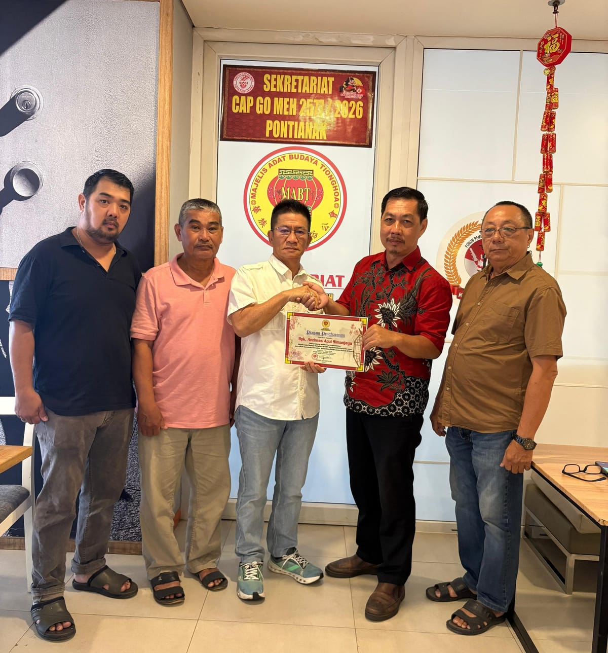 Tak Lupakan Jasa, MABT Pontianak Beri Penghargaan untuk Andreas Acui