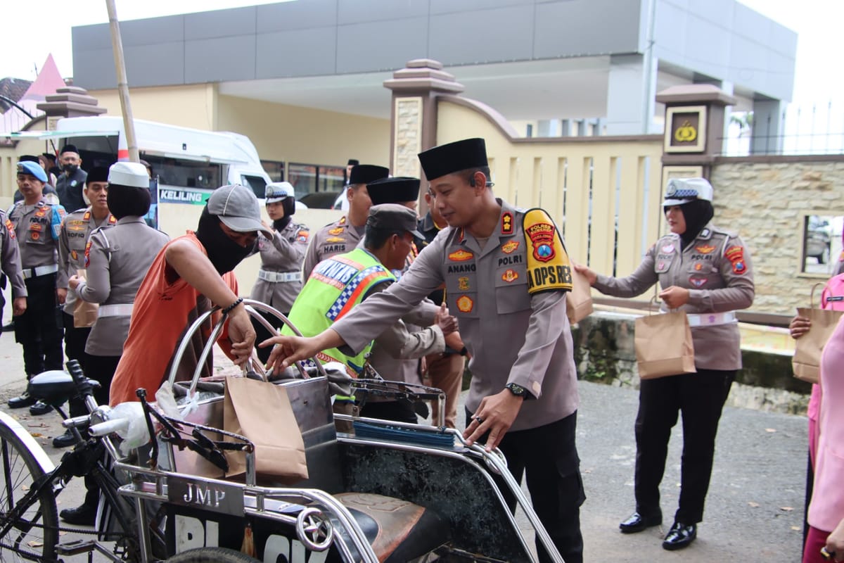 Polres Sumenep Bersama Bhayangkari, Jasa Raharja dan Dispenda Bagikan Takjil