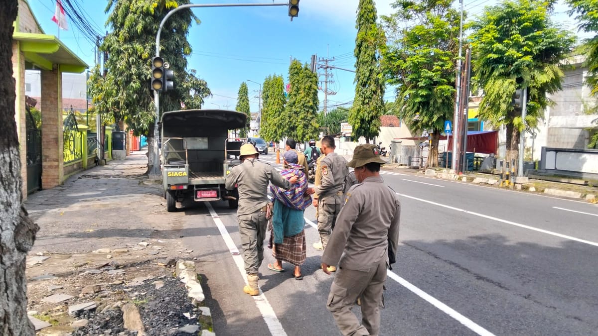 Satpol PP Jember Tertibkan ODGJ di Simpang Lampu Lalu Lintas Gedung Bhayangkara