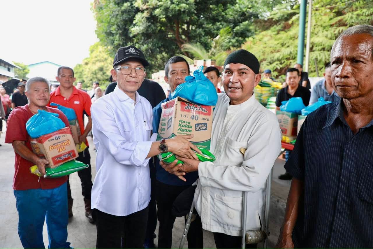 Salurkan 3.800 Paket Bahan Pokok, Amsakar: Kepedulian Sosial Bantu Tekan Inflasi Jelang Lebaran