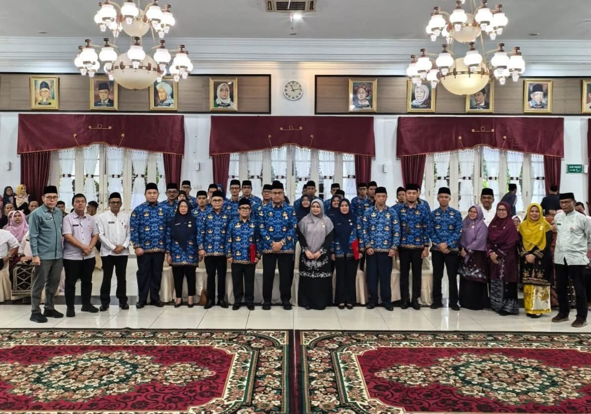 Sekda Sumbar Lantik 32 Pejabat Administrator dan Pengawas, Tekankan Integritas dan Kinerja Pelayanan Publik
