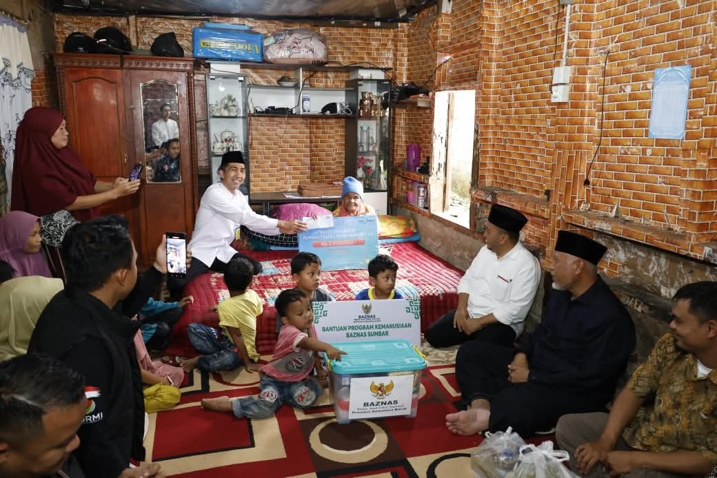 Gubernur Sumbar Serahkan Bantuan Bedah Rumah bagi Warga Kurang Mampu di Solok Selatan