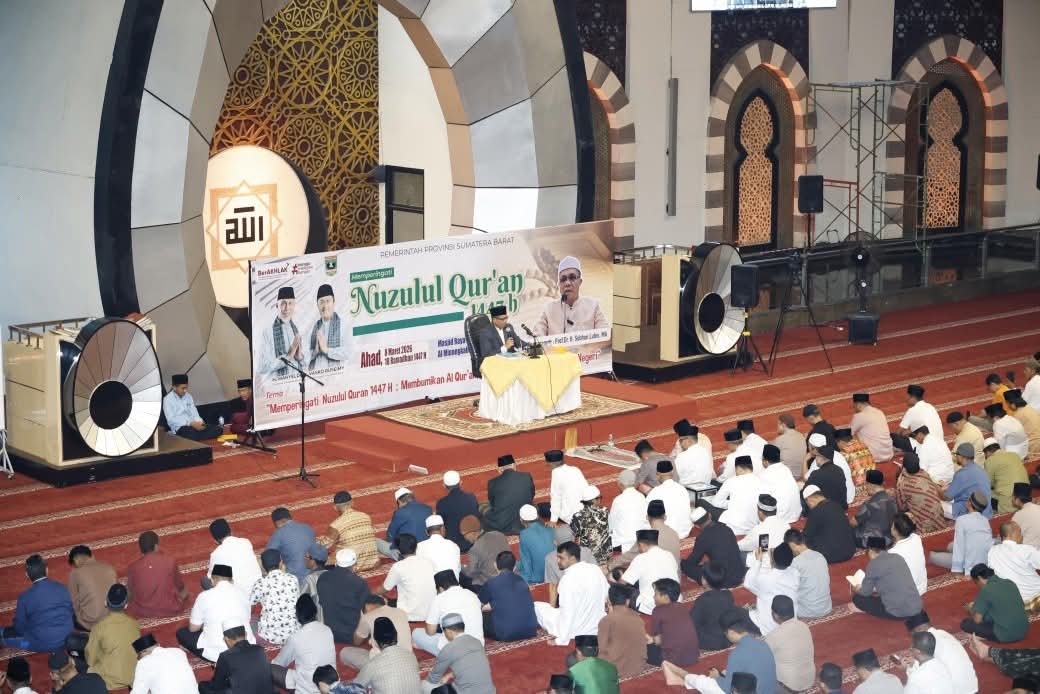 Peringati Nuzulul Qur’an di Masjid Raya Sumbar, Gubernur Mahyeldi Ajak Masyarakat Membumikan Nilai Al-Qur’an