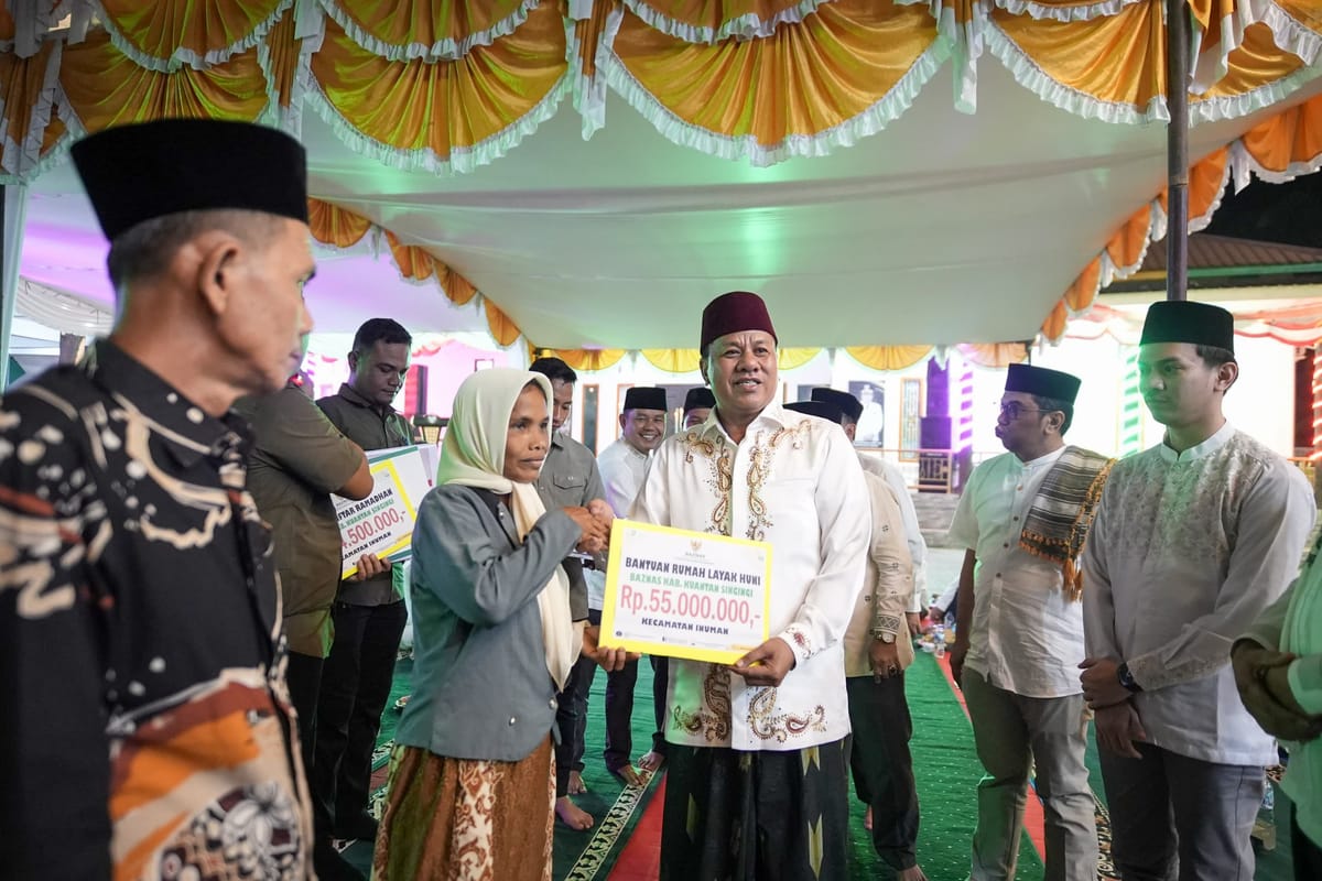 Safari Ramadhan  Pemkab Kuansing, Bupati Serahkan Santunan dan Bantuan Rumah Layak Huni