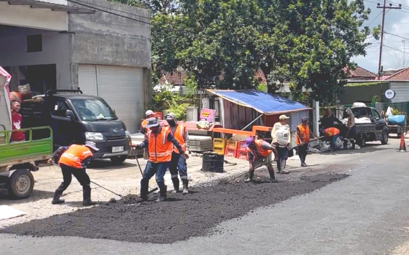 Tim URC Tutup Lubang di Ruas Jalan Patrang, Upaya Percepatan Infrastruktur dan Jaga Keselamatan Warga