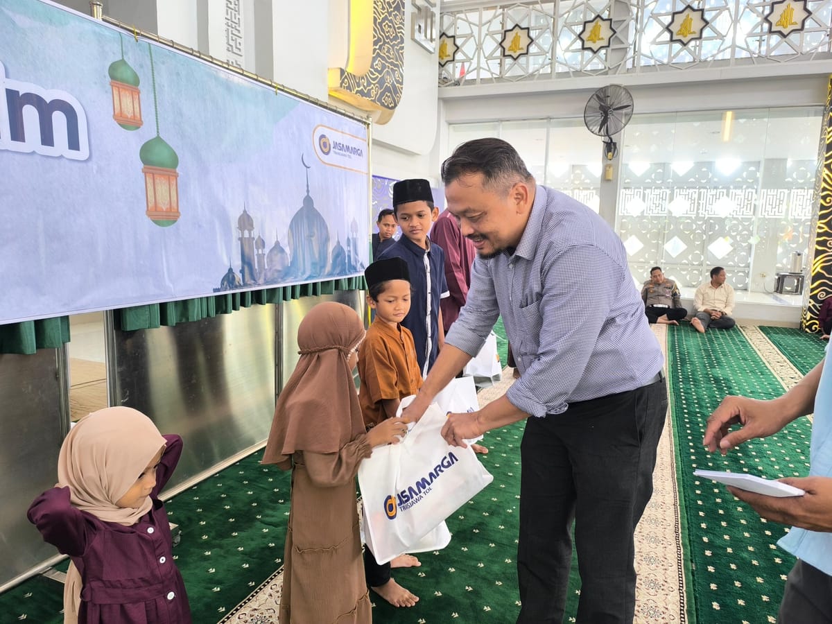 JTT Salurkan Santunan kepada 400 Anak Yatim di Sepanjang Ruas Operasional Trans Jawa