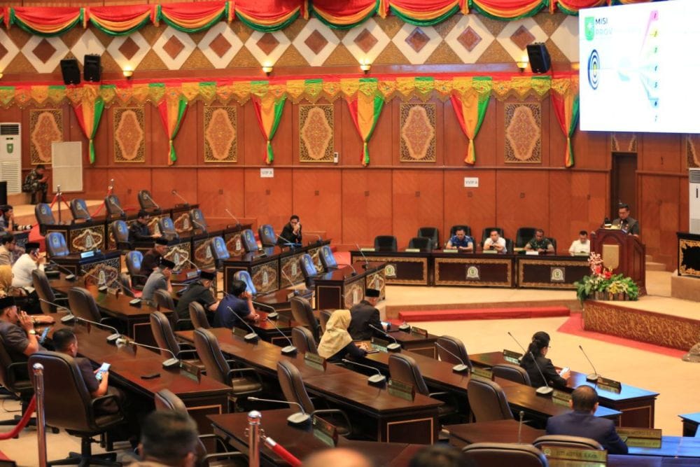 Sekda Riau Terima Naskah Pandangan Umum Fraksi Terkait LKPJ Kepala Daerah Tahun 2025