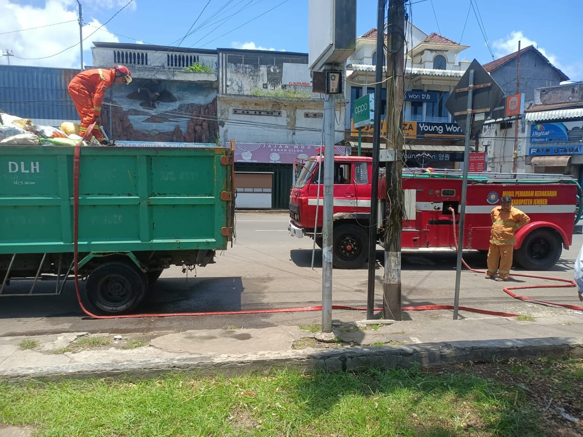 Truk Sampah DLH Terbakar di Alun-Alun Ambulu, Damkar Sigap Lakukan Pemadaman