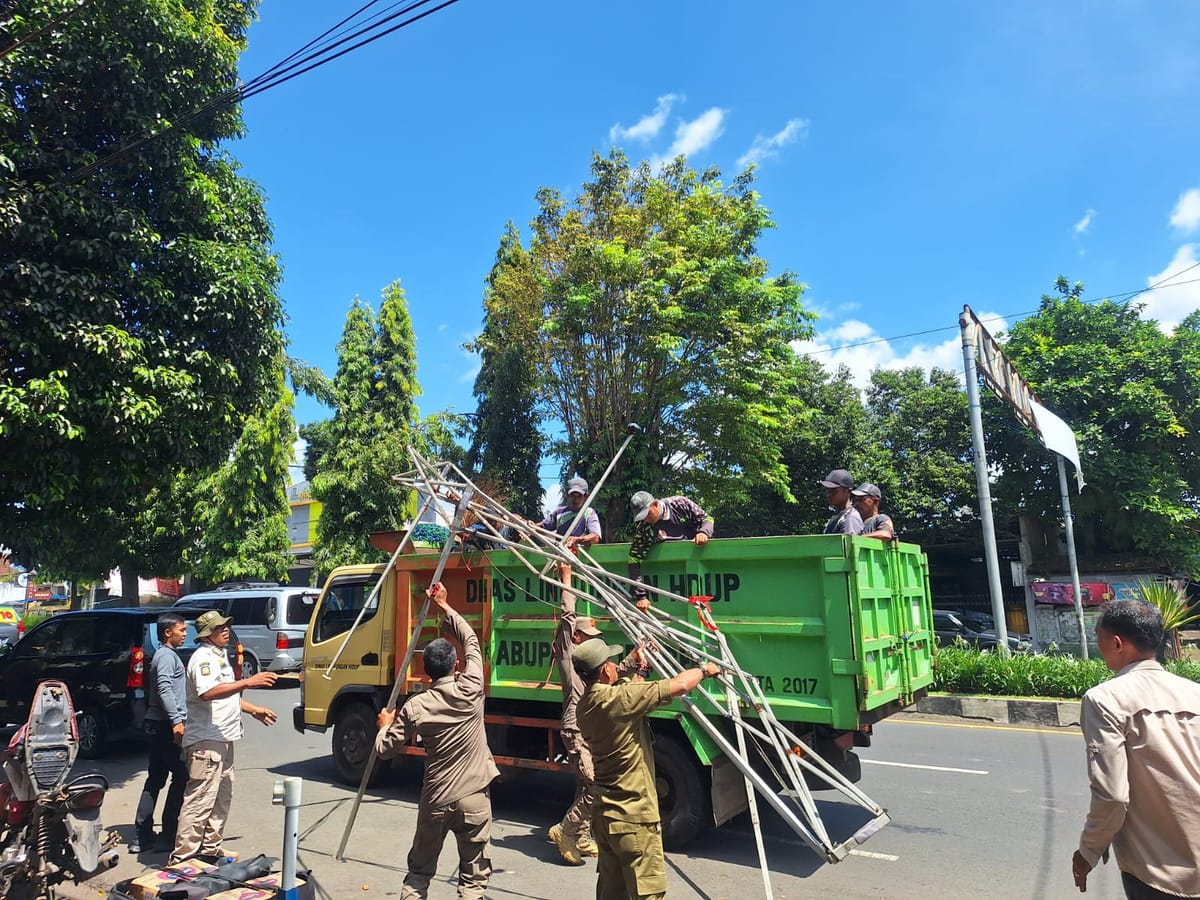 Operasi Penertiban PKL Satpol PP Bersama OPD Tertibkan Area Jalan Gajah Mada Jember