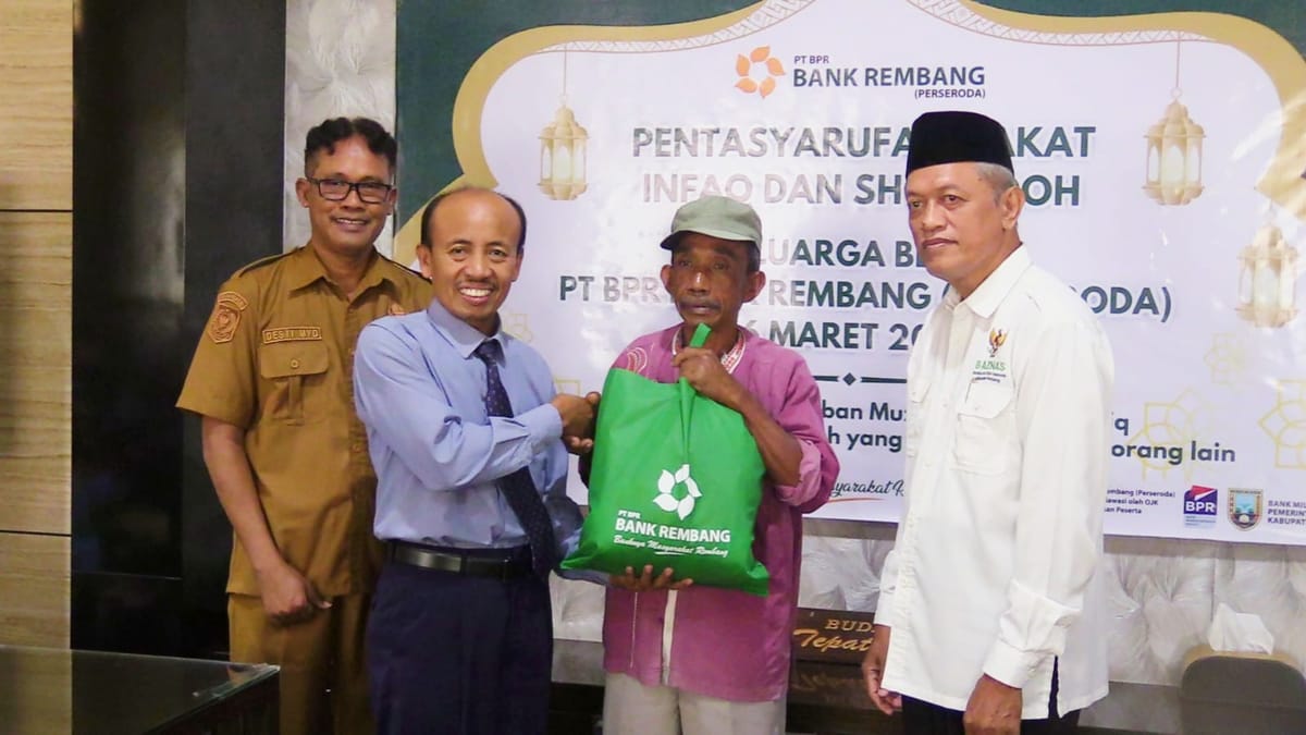 Bank Rembang Salurkan Sembako dan Gerobak Usaha bagi Warga Kurang Mampu