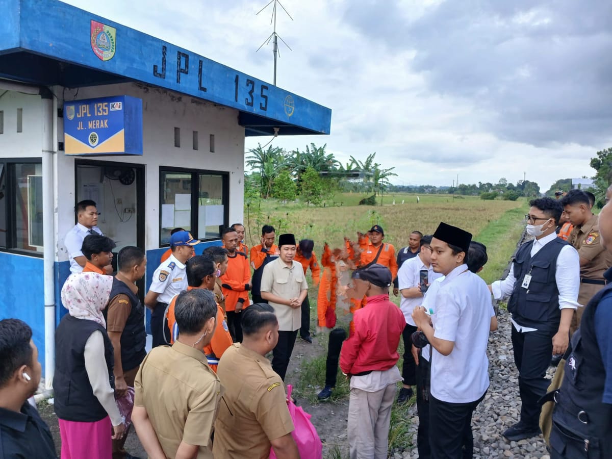 Bupati Jember Salurkan Sembako untuk Petugas JPL 135 di Perlintasan Kereta Api ​