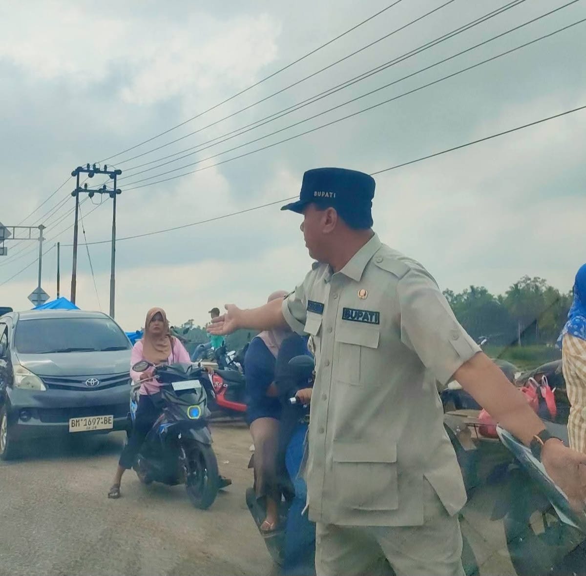 Aksi Bupati Suhardiman  Urai Kemacetan di Pasar Benai, Warga Apresiasi