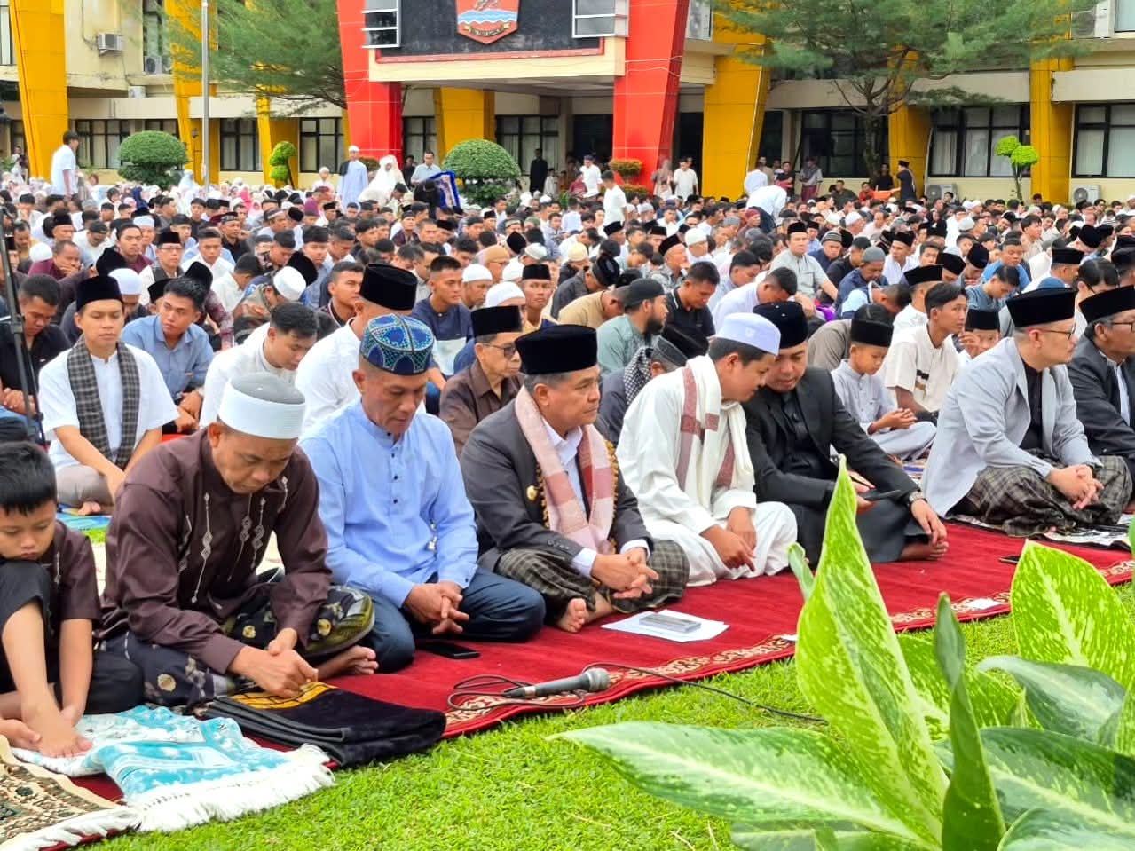 Ribuan Jamaah Shalat Idul Fitri 1447 H Padati Halaman Kantor Bupati Agam