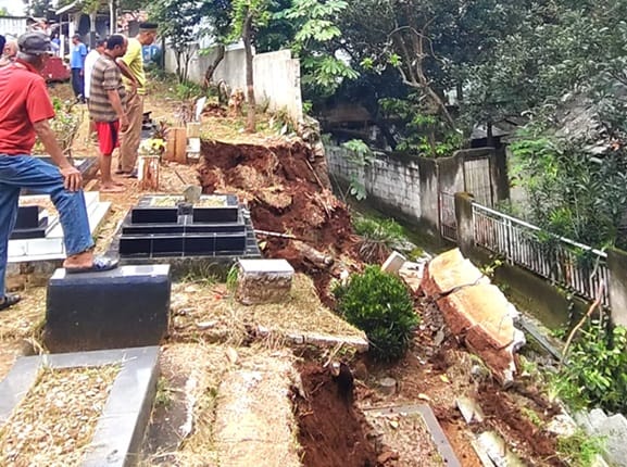 Enam Belas Makam di TPU Muara Benda Tergerus Longsor