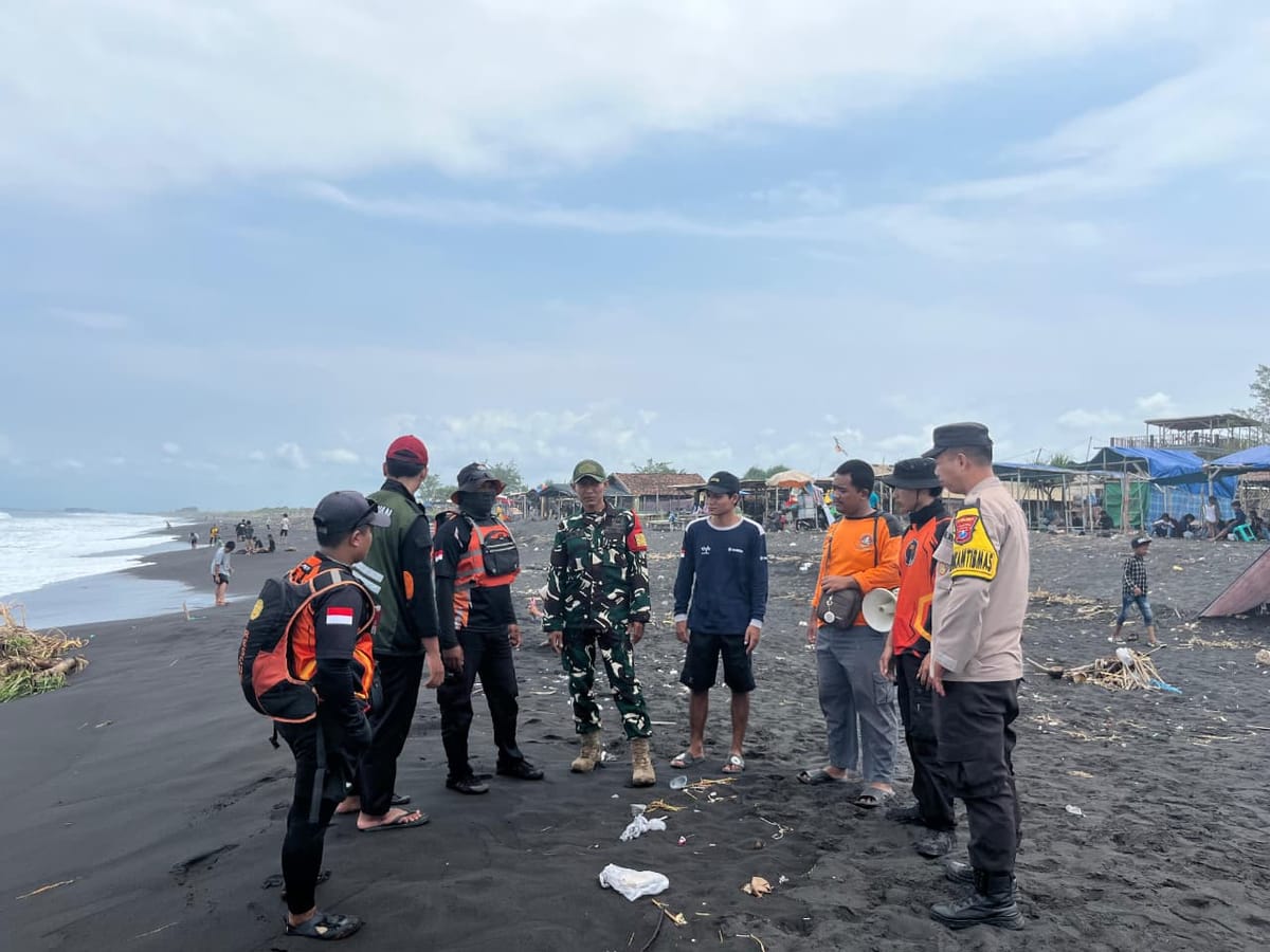 Patroli Hari ke-13 Operasi Ketupat Semeru 2026, BPBD Jember Pantau Tiga Pantai dan Pastikan ​ Situasi Aman