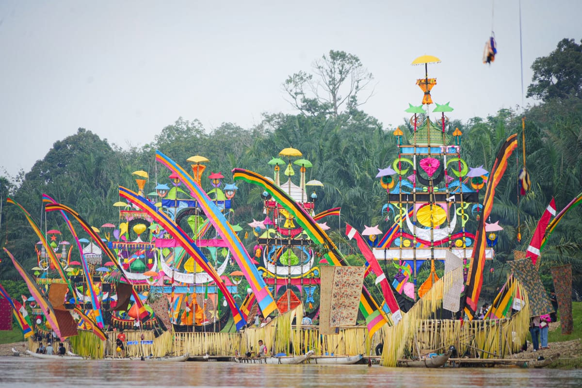 Fastival Perahu Beganduang Kuantan Mudik 2026 Kuansing, Pimpinan Daerah dan Tokoh Masyarakat Hadir Berpakaian Adat Nusantara
