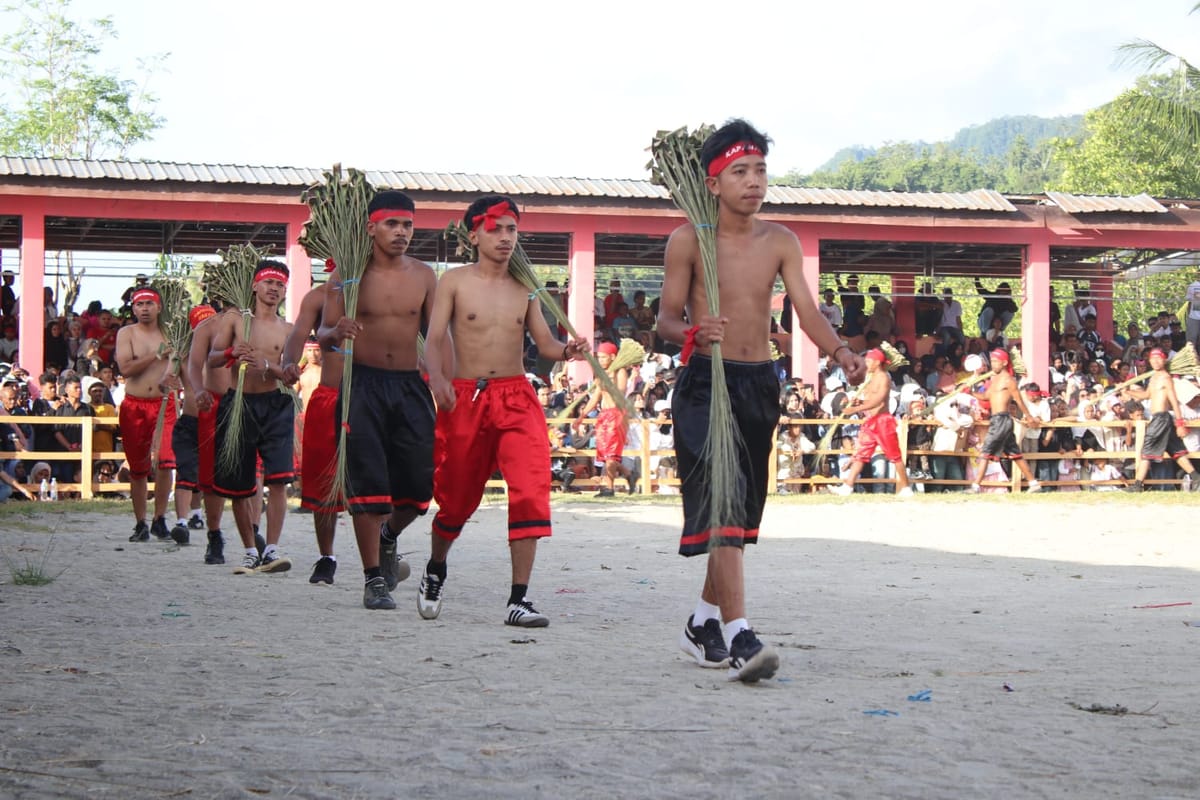 Pesta adat  dan Budaya Pukul Sapu Lidi Morella Resmi Dibuka, Pemprov Maluku Dorong Pelestarian Budaya dan Pariwisata