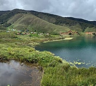 Di Balik Kabut Arfak: Legenda Cinta yang Menjelma Danau Anggi