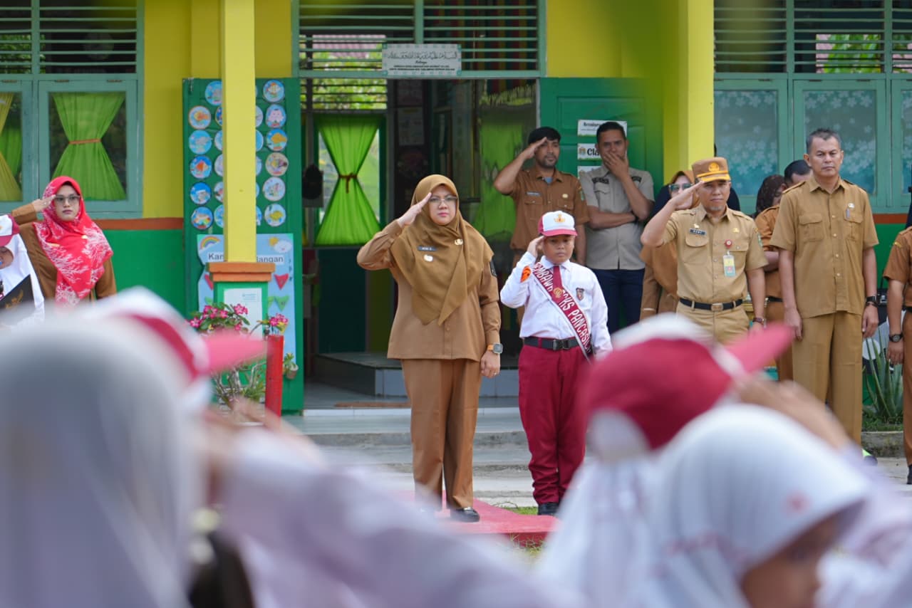 Kenang Masa Kecil, Bupati Afni Bernostalgia Berbagi Kisah Dengan Guru dan Pelajar