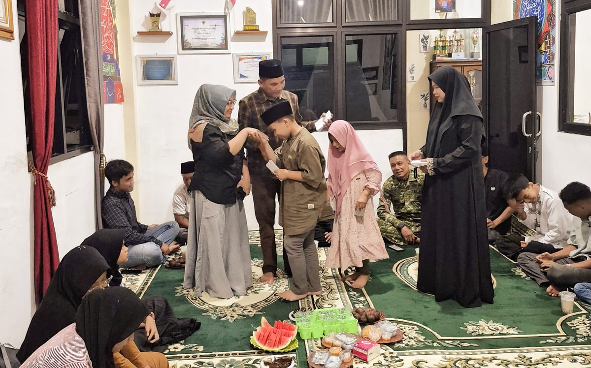 Bukber Penuh Haru di Kubang Tangah, 12 Orang Anak Yatim Piatu Terima Santunan dari Pemerintah Desa