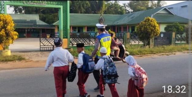 Cegah Kemacetan, Polisi Turun Atur Lalu Lintas di Pasar Karangan Landak