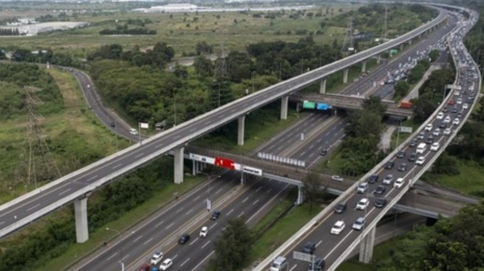 Kecelakaan Beruntun di Tol MBZ Ditserse Narkoba Polda Metro Jaya Lakukan Tes Urine Para   Pengemudi Bus