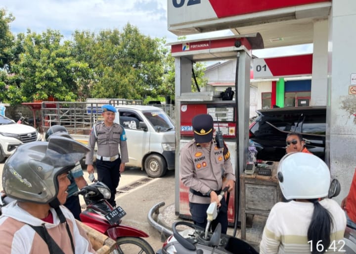 Polisi Redam Isu Kelangkaan BBM dan Bantu Warga Antre